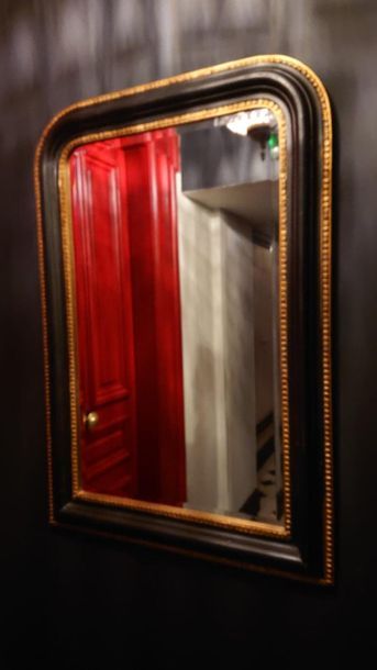 null Petit miroir cintré en bois noirci et doré, glace biseautée.
Style Napoléon...
