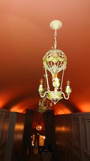 null A hot-air balloon suspension and six others with three lights in cream, red...
