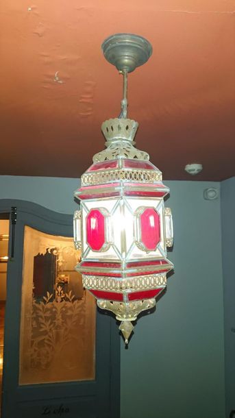 null Deux lanternes à pans coupés verre rouge et blanc.
H : 50 cm.