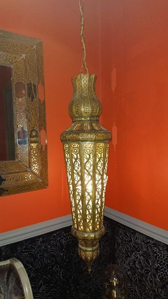 null Suite de quatre lanternes hautes en métal doré et ajouré, style oriental.
H :...