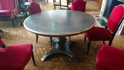 null Grande table en bois noirci et doré, piètement balustre quadripode.
Style Napoléon...