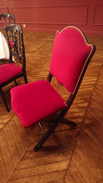 null Deux chaises pliantes en velours rouge.
H : 94 cm L : 50 cm P : 40 cm.
