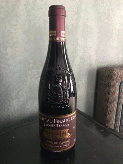 null CÔTE-DU-RHÔNE Château Beauchene, 2017. Environ 25 bouteilles de vin rouge.