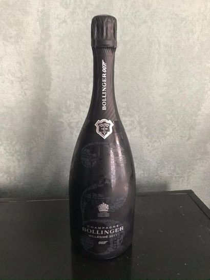null BOLLINGER 007 9 bouteilles de champagne Millésimé 2011. On joint deux coffrets...