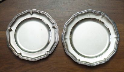 null Set of two silver-plated metal dishes, one of them with figures.
Diameter of...