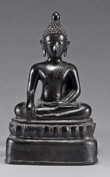 null Bronze Buddha statue with brown patina.
Laos, end of the 19th century.
H.: 30...