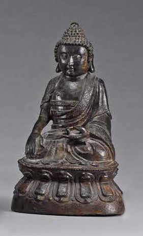 null Statuette de bouddha en bronze à patine brune.
Chine, dynastie Ming (1368-1644).
H....