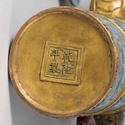 null Verseuse Duomuhu en cuivre et émaux cloisonnées.
Chine, XXe siècle.
Dans le...