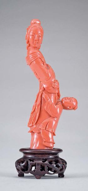 CHINE Dame de cour accompagnée d'un enfant sculpté en corail rouge.
Période Qing...