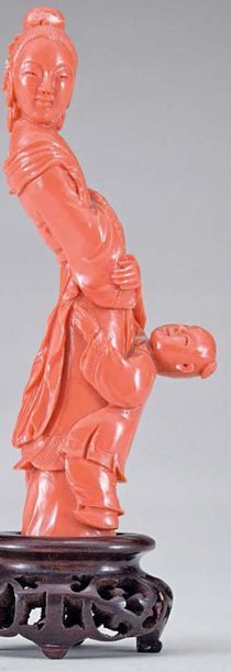 CHINE Dame de cour accompagnée d'un enfant sculpté en corail rouge.
Période Qing...