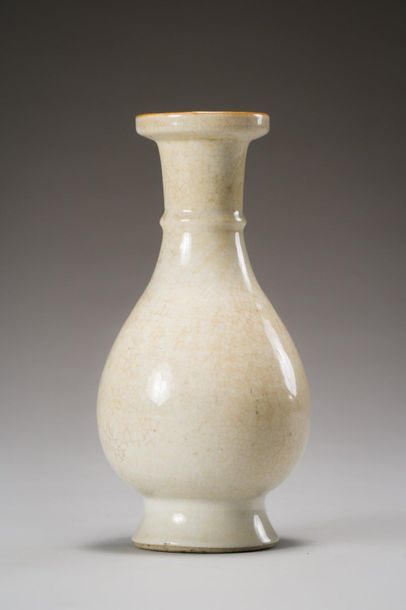 CHINE Vase hu en porcelaine à glaçure blanche craquelée.
Balustre, un anneau en relief...