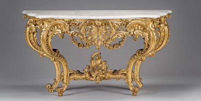 null Console de forme chantournée en bois sculpté et doré à riche décor ajouré d'une...