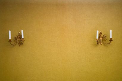 null Paire d'appliques à deux bras de lumière en bronze doré.
Style néo - Renaissance,...