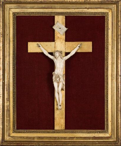 null Crucifix en ivoire, la tête du Christ inclinée vers la droite, les yeux mi-clos...