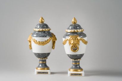 BERLIN Paire de vases couverts en porcelaine à décor polychrome en grisaille peint...