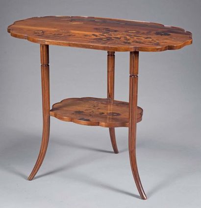 Émile GALLÉ (1946-1804) 
Table en bois de placage et marqueterie polychrome de fleurs...