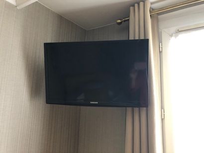 null Une télévision SAMSUNG 38 x 64 cm. (chambres 001)