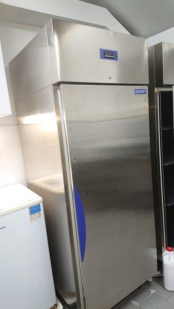null Stainless steel BONNET refrigerator (2) H.190 cm; W. 72 cm; D. 81 cm.