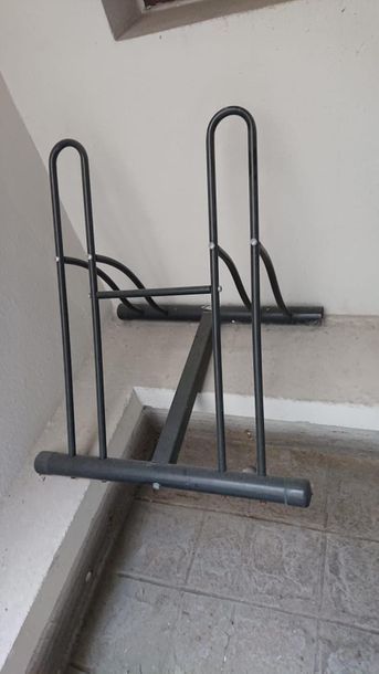 null Black lacquered two-seater bike rack.
H: 57 cm W: 60 cm D: 55 cm.