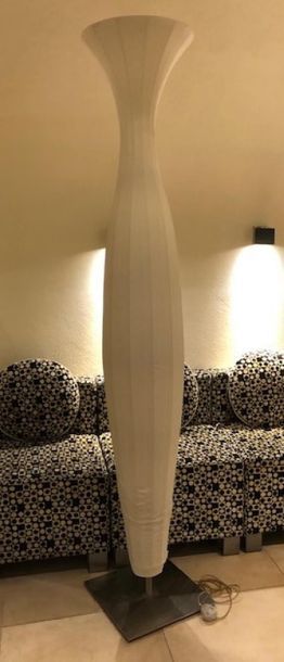 null High metal and white fabric floor lamp in the shape of a vase.
H: 220 cm.