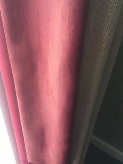 null 1 PAIR OF BEIGE CURTAINS, RED BORDER AND INTERIOR
Room 509