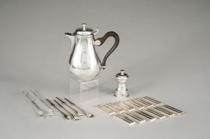null CHRISTOFLE France: Lot in silver plated metal including : - A pourer. - A pepper...