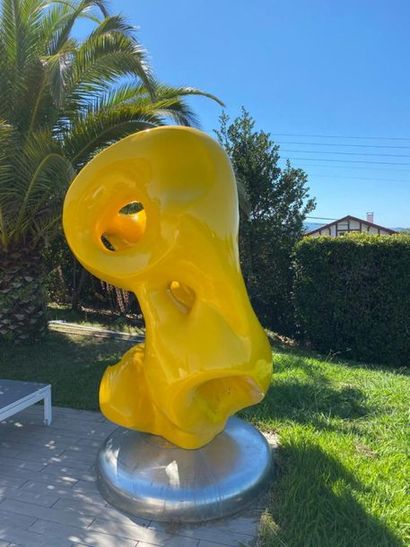 Joël ROUX (né en 1948) Maternité
Sculpture en résine jaune.
H : 220 cm L : 120 cm...