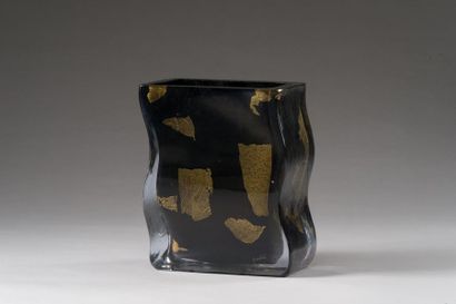 GUIBE, Antony (né en 1940) : GUIBE, Antony (né en 1940) :
Vase teinté noir et poudré...