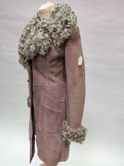 null *Anonyme 

Manteau en peau lainée taupe, col, revers et poignets en fausse fourrure...