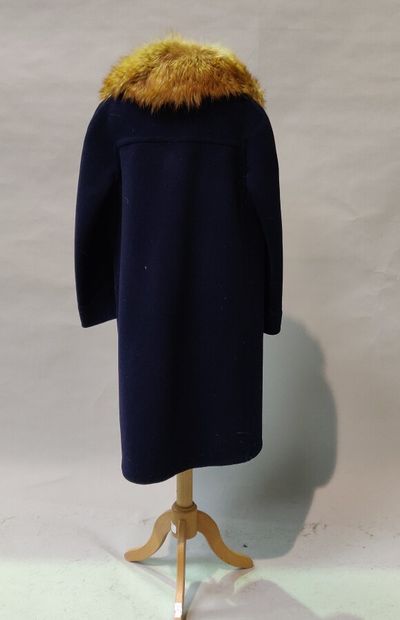 null *Anomyme

Manteau en lainage marine, col châle en Tanuki lustré, boutonnage...