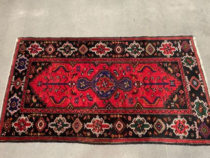 null Tapis d'Orient à motif géométrique sur fond rouge.

Caucase.

240 x 140 cm.