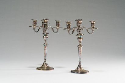 null Paire de candélabres à trois bras en métal argenté.

Style Louis XVI, XIXè siècle....