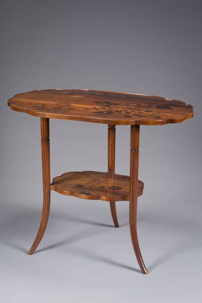 null Émile GALLÉ (1946-1804)

 Table en bois de placage et marqueterie polychrome...