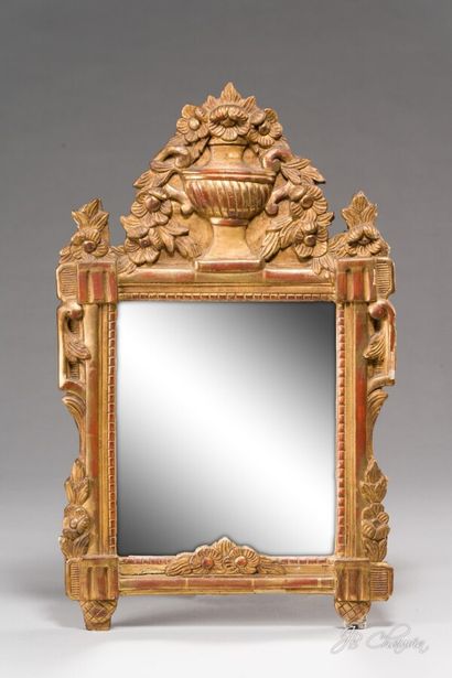 null Petit miroir rectangulaire en bois sculpté et doré, le fronton à décor d'un...