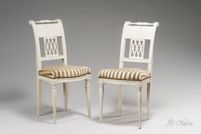 null 
Paire de petites chaises à dossier renversé en bois relaqué gris à décor sculpté...