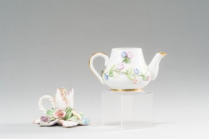 null Théière égoïste en porcelaine à décor en applique de branchages fleuris polychromes....