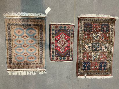 null Lot de trois petits tapis d'Orient, divers motifs.