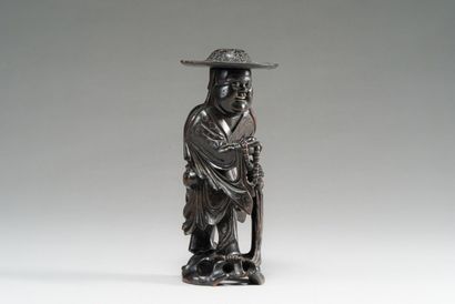 null JAPON : Statuette de luohan en bois incrusté d'argent représenté debout, souriant,...