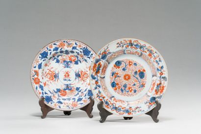 null CHINE :

Deux assiettes en porcelaine à décor Imari.

XVIIIème siècle.

(fêlure...