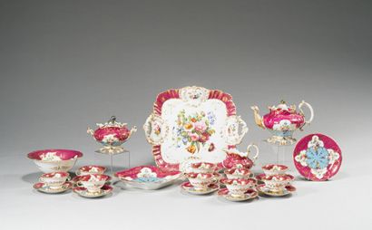 null PARIS : 

Partie de service à thé en porcelaine à décor polychrome de fleurs...