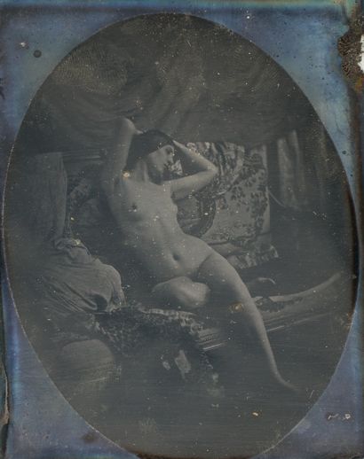 null 
Photographe non identifié.. Femme nue assise sur un divan avec drapés. Daguerréotype...