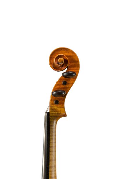 null 
Très joli violon fait par Guglielmo Rossi à Pavia en 1912 dont il porte l'étiquette...