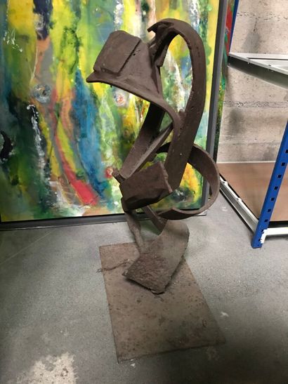 null Ecole contemporaine 

Sans titre 

Sculpture en bronze. 

H.: 84 cm 

On y joint...