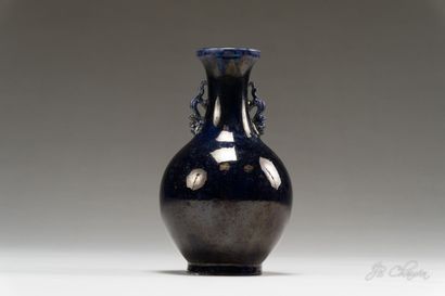 null CHINE : Vase en porcelaine monochrome bleu marine, deux petites anses en forme...