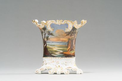 null PARIS : 

Vase cornet à panse aplatie en porcelaine à décor polychrome et or...