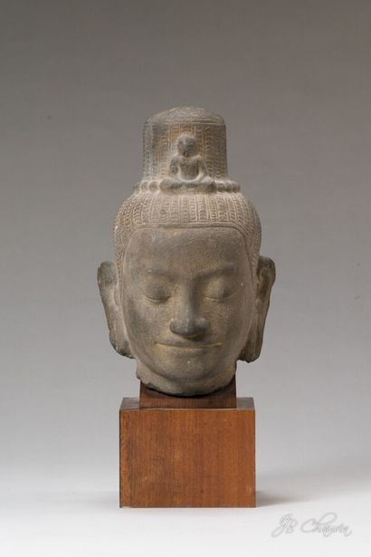 null CAMBODGE : Tête de Lokesvara en grès sculpté. Le visage serein, les yeux clos,...