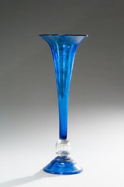 null Important vase cornet en verre teinté bleu et incolore.

H.: 81 cm ; Diam.:...