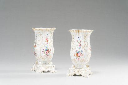 null PARIS : Paire de vases cornet en porcelaine à décor polychrome et or de fleurs.

Epoque...