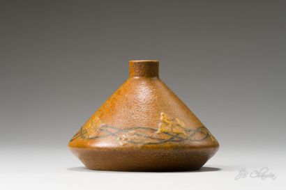 null SIMMEN Henri (1880-1963)

Vase conique en grès émaillé polychrome à décor de...