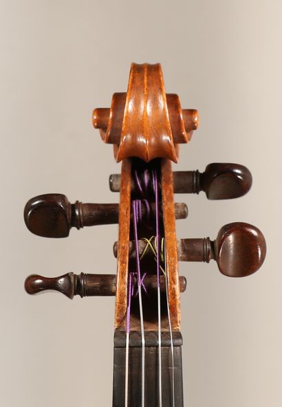 null 
Intéressant violon portant une étiquette de Lorenzo Stellato à Mantoue en 1915...